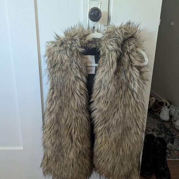 Aritzia Sunday Best Oversized Fur Vest | XXS but fits up to medium | - Picture 3 of 8